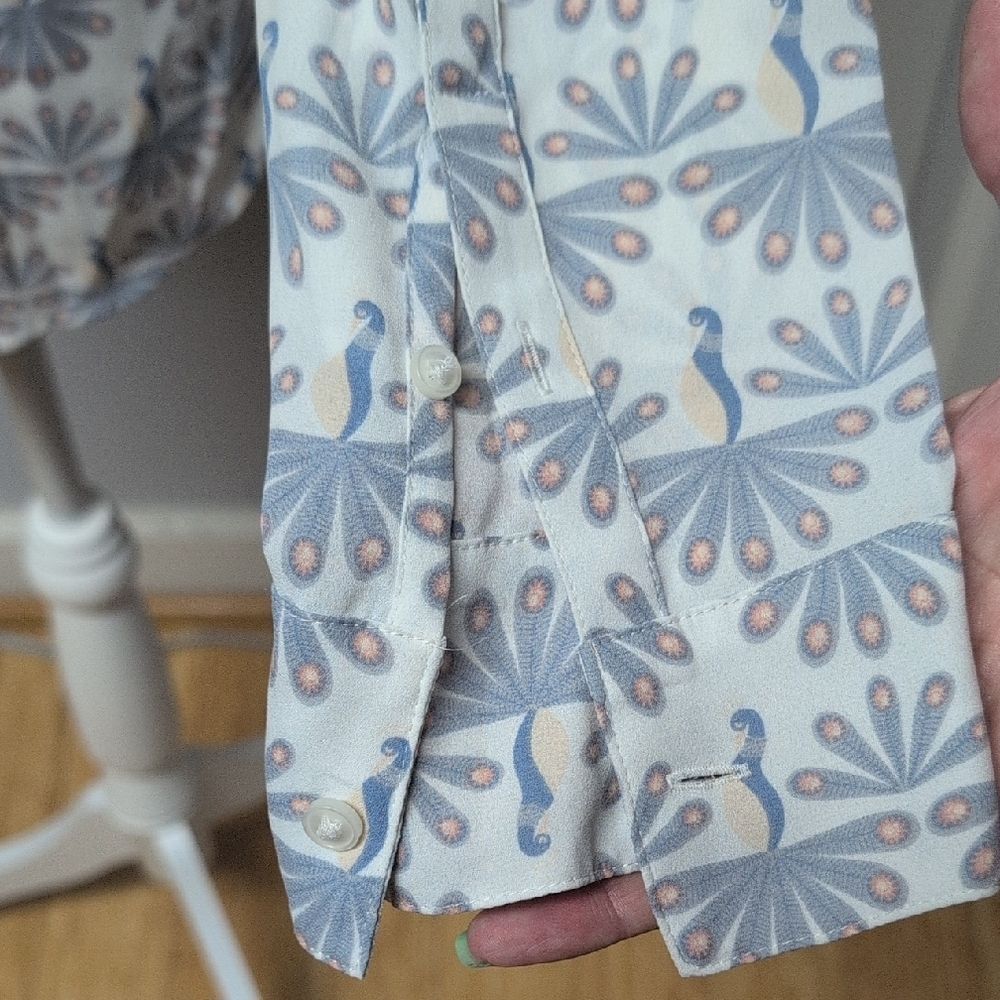 Express White and Blue Floral Button-Down  Size XS - Picture 3 of 7